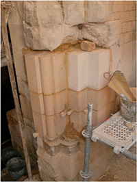 Pose des 6 premières pierres sur la porte de la nouvelle entrée de la Basse Oeuvre. Technique : dépose et remplacement pierre par pierre, en montant, pour éviter l’effondrement.
