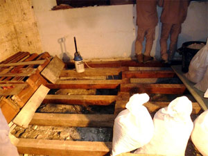 Le plancher de la trésorerie a été déposé début 2012. Sous les poutres, on aperçoit les voûtes du cloître qui seront nettoyées et inspectées. 