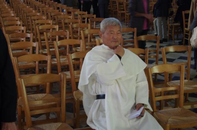 Le père Kim dans la cathédrale