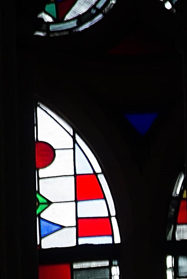 La partie restaurée d'un vitrail du triforium.